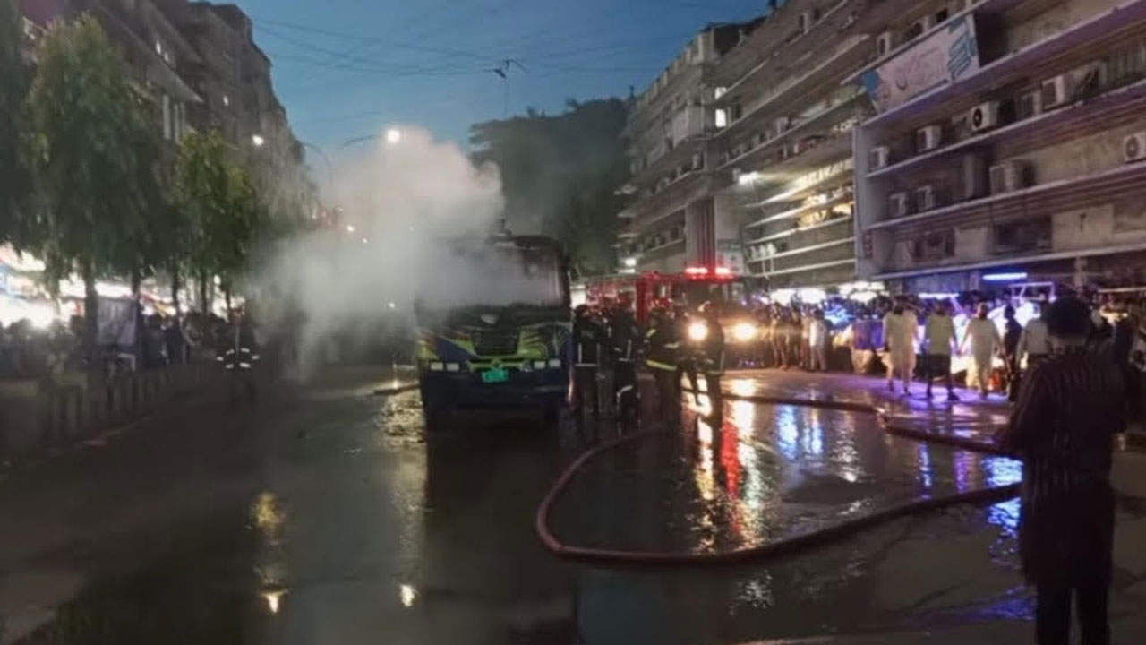 চট্টগ্রামে হঠাৎ বাসে আগুন